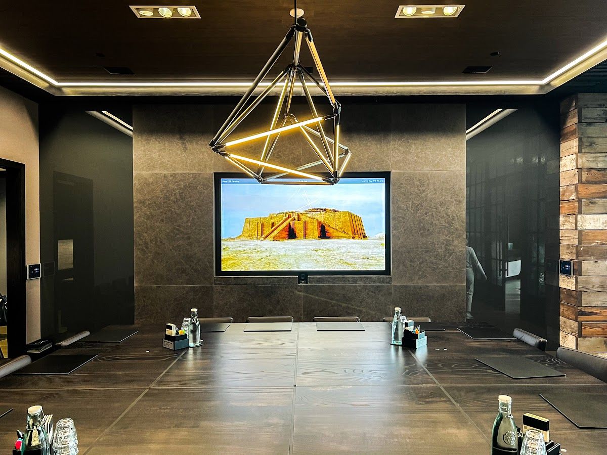 A quiet conference room set for a Babel evening, a ziggurat on the screen.